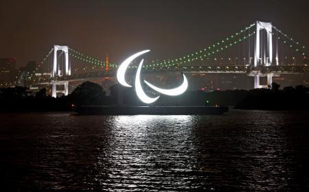 　照明がともされ、水上で輝くパラリンピックのシンボルマーク＝４日夜、東京・お台場