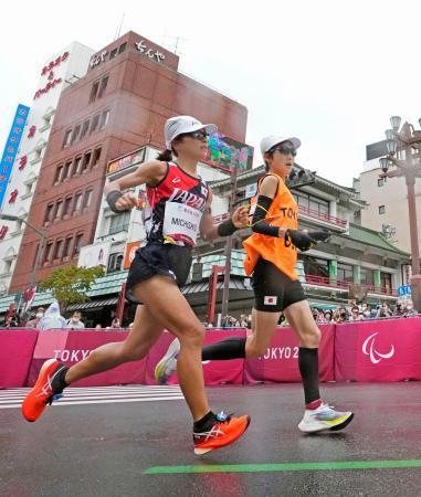 　女子マラソン（視覚障害Ｔ１２）　１５キロ付近の東京・浅草寺付近を通過する道下美里（左）
