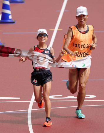 　女子マラソン（視覚障害Ｔ１２）　１位でゴールする道下美里。金メダルを獲得した＝国立競技場