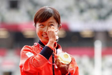 　女子マラソン（視覚障害Ｔ１２）の表彰式で、金メダルを手に涙をぬぐう道下美里＝国立競技場