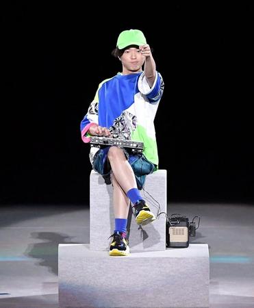 　閉会式でパフォーマンスする高校生音楽家・ＳＡＳＵＫＥ＝国立競技場（撮影・伊藤笙子）