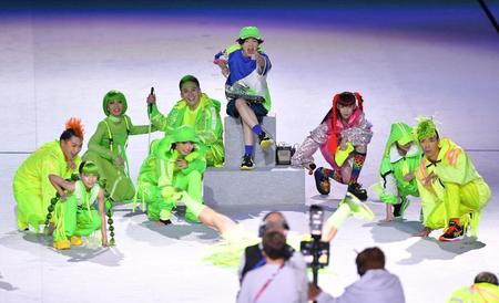 　閉会式でパフォーマンスする高校生音楽家・ＳＡＳＵＫＥ（中央）＝国立競技場（撮影・伊藤笙子）