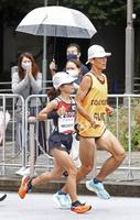 　女子マラソン（視覚障害Ｔ12）美里（左）。金メダルを獲得した＝東京・日本橋