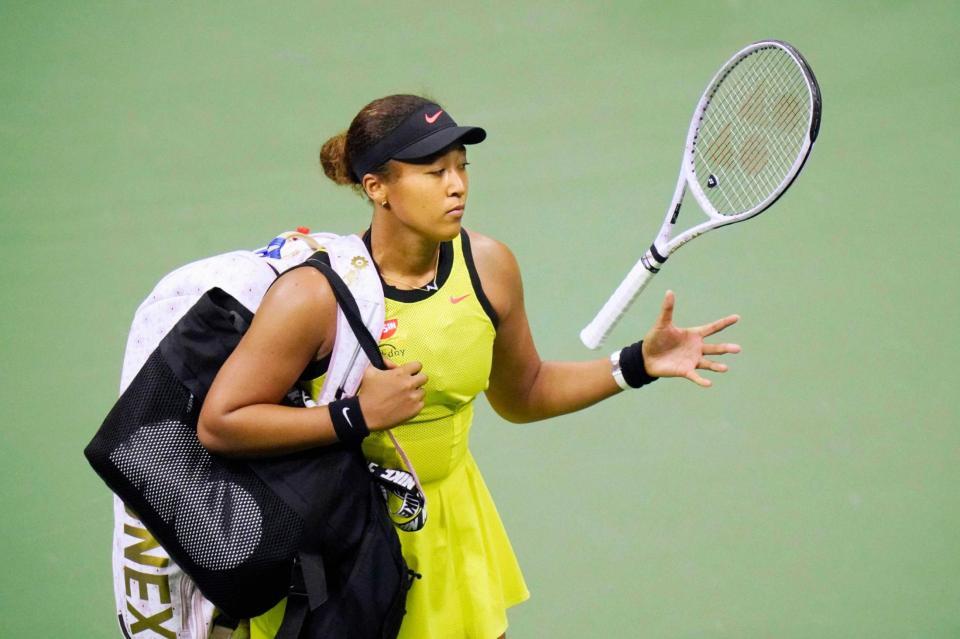 　全米オープンの女子シングルス３回戦で敗退し、引き揚げる大坂なおみ（ＡＰ＝共同）