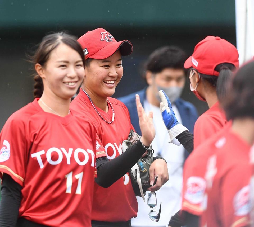 　完封勝利を飾りナインと笑顔でタッチするトヨタ自動車・後藤（中央）＝撮影・園田高夫