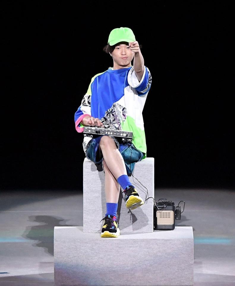 　閉会式でパフォーマンスする高校生音楽家・ＳＡＳＵＫＥ＝国立競技場（撮影・伊藤笙子）