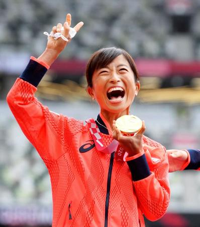 　女子マラソン（視覚障害Ｔ１２）の表彰式で、金メダルを手に笑顔の道下美里
