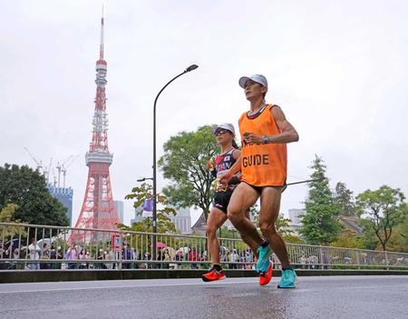 　２４キロ付近、東京タワー前を通過する道下