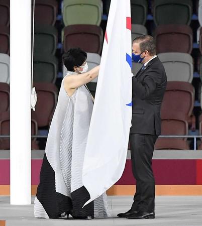 　パラリンピック旗をパーソンズＩＰＣ会長（右）に手渡す小池都知事