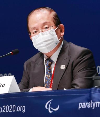 記者会見する東京五輪・パラリンピック組織委の武藤敏郎事務総長＝６日午前、東京都江東区