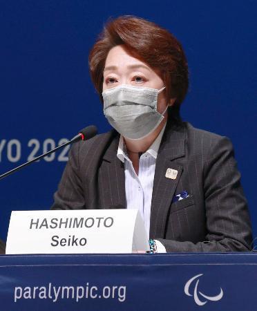 　記者会見する東京五輪・パラリンピック組織委の橋本聖子会長＝６日午前、東京都江東区