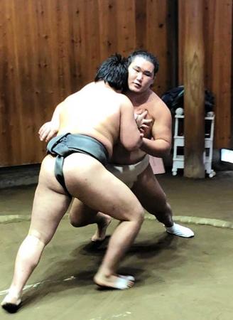 　若い衆に胸を出す豊昇龍（奥）＝日本相撲協会提供