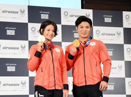 東京五輪選手村寝具の寄贈式に出席した阿部詩（左）と阿部一二三