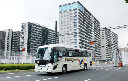 　閉村した選手村から、大会関係者を乗せて空港に向かうバス＝８日午後、東京・晴海