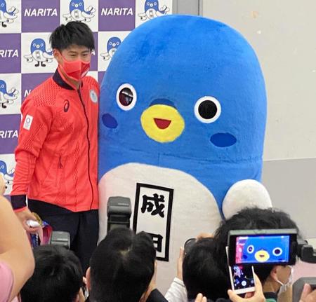 成田市で表彰される橋本大輝＝成田市役所