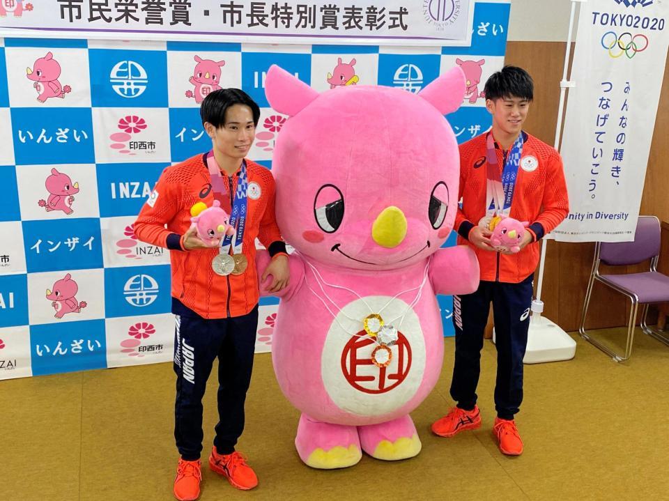 　記念撮影する右から橋本大輝、印西市のマスコット・いんザイ君、萱和磨＝印西市役所