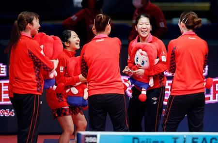 九州に勝利し笑顔の日本生命の選手たち＝東京・大田区総合体育館