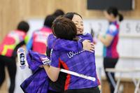 　初勝利に抱き合う藤沢五月と吉田知那美＝東京写真記者協会提供