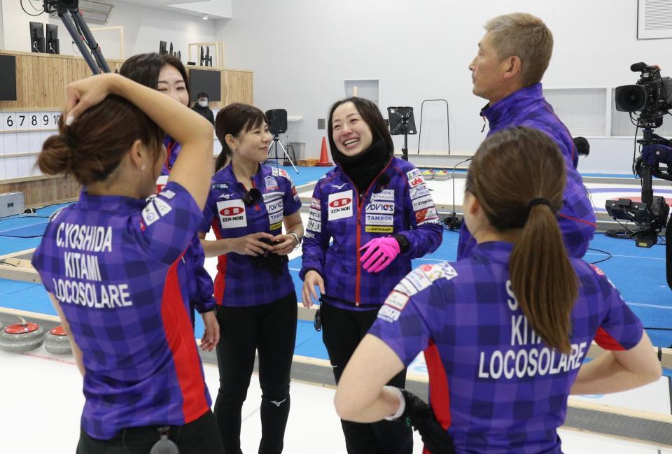 　カーリング女子日本代表決定戦第５戦。日本代表に決まり、喜ぶロコ・ソラーレの藤沢五月（中央右）ら＝代表撮影