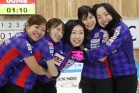 　カーリング女子日本代表決定戦第５戦。北海道銀行を下し日本代表に決まり、喜ぶロコ・ソラーレの藤沢五月（中央左）と吉田知那美（同右）、鈴木夕湖（右端）、吉田夕梨花（代表撮影）