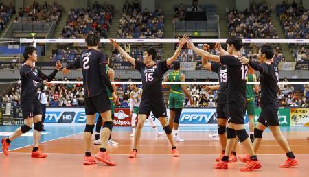 　オーストラリアを破って準決勝進出を決め、喜ぶ石川（左端）ら日本の選手たち＝千葉ポートアリーナ