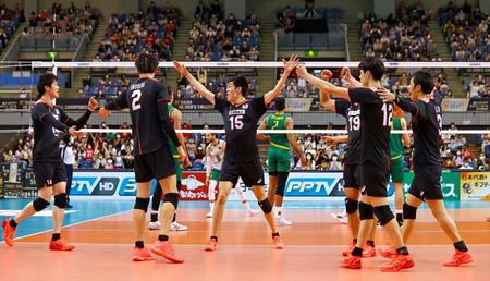 　オーストラリアを破って準決勝進出を決め、喜ぶ石川（左端）ら日本の選手たち