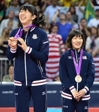　銅メダルを獲得したロンドン五輪で、メダルを手に笑顔の荒木絵里香（左）＝２０１２年８月、ロンドン（共同）