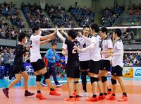 　台湾に勝って決勝進出を決め、喜ぶ日本の選手たち