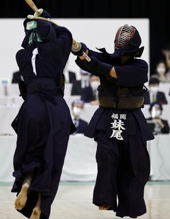 　決勝で志藤綾子を攻める妹尾舞香（右）＝ジェイテクトアリーナ奈良