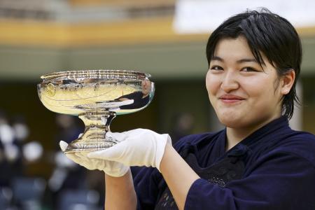 　剣道の全日本女子選手権で、優勝し笑顔の妹尾舞香＝ジェイテクトアリーナ奈良