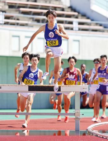 　男子３０００メートル障害　８分３２秒４７で優勝した三浦龍司（上）＝熊谷スポーツ文化公園陸上競技場