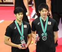 個人表彰を受けた宮浦健人（左）と石川祐希＝千葉ポートアリーナ（撮影・堀内翔）