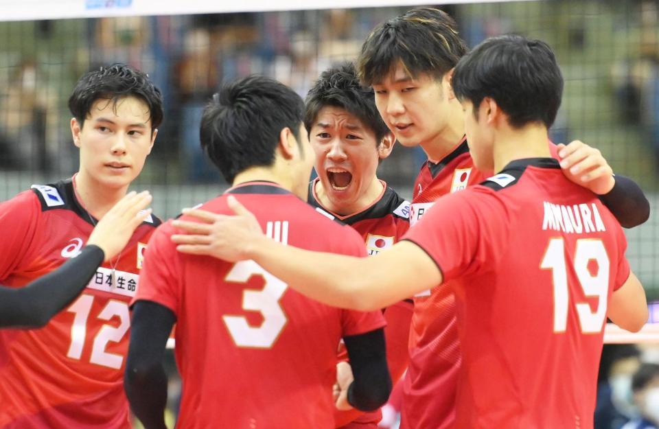 　第２セット、得点が決まり喜ぶ石川祐希（撮影・堀内翔）