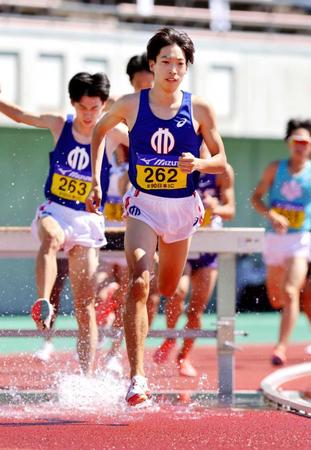 　男子３０００メートル障害で優勝した三浦龍司
