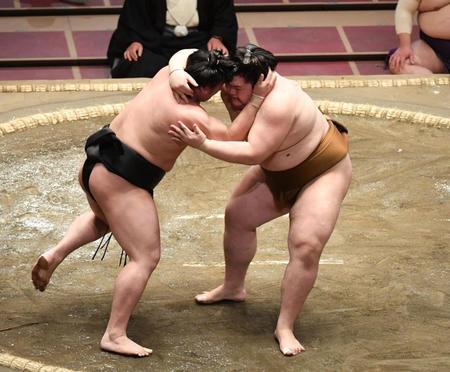 若元春（左）を叩き込みで破った王鵬＝両国国技館（撮影・開出牧）