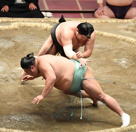 天空海（手前）を押し倒しで破った阿炎＝両国国技館（撮影・開出牧）