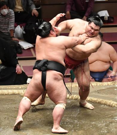 高安（右）を押し出しで下した貴景勝＝両国国技館（撮影・開出牧）