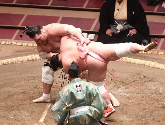 照ノ富士が１敗守る　１分を超える大熱戦の末に宇良を破る