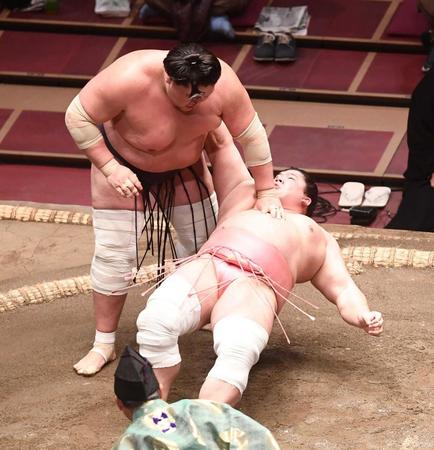 　照ノ富士（左）が最後の一押し