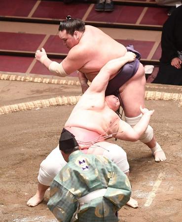 　照ノ富士の上手投げに驚異の粘りを見せる宇良（下）＝撮影・園田高夫