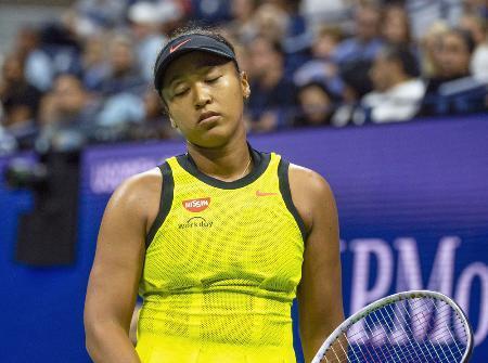　４日、全米テニスの女子シングルス３回戦でさえない表情を見せる大坂なおみ＝ニューヨーク（ゲッティ＝共同）