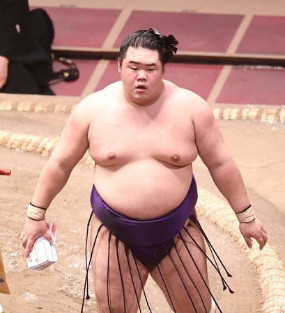 　照ノ富士を破って多くの懸賞金を手にする明生（撮影・園田高夫）