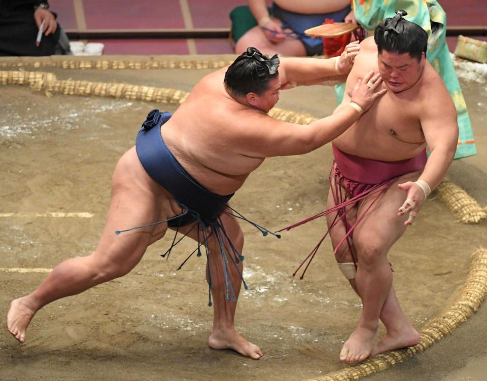 　大栄翔（右）を押し出しで下した御嶽海（撮影・伊藤笙子）