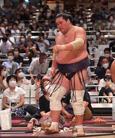 　明生に下手投げで敗れ、２敗目を喫した照ノ富士（撮影・伊藤笙子）