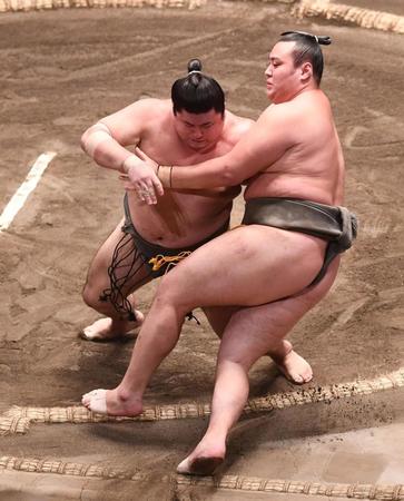 　北の若（右）を寄り切りで破った深井が幕下優勝を決める（撮影・園田高夫）