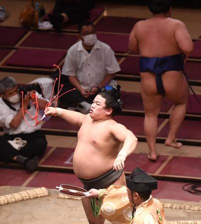 寄り切りで美ノ海を破った平戸海＝両国国技館（撮影・園田高夫）