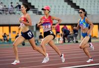 女子１５００メートル（タイムレース）で７位だった広中璃梨佳（中央）＝ヤンマースタジアム長居