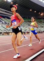 女子１５００メートル（タイムレース）で７位だった広中璃梨佳（左）＝ヤンマースタジアム長居