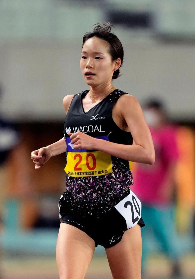 女子１万メートル（タイムレース）で27位だった一山麻緒＝ヤンマースタジアム長居