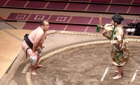 　４勝目を挙げ勝ち名乗りを受ける華吹（左）＝撮影・園田高夫